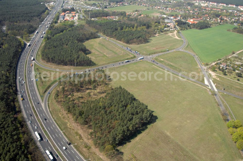 Aerial image MICHENDORF - Blick auf den Strassenverlauf der B2 Ortsumgehung Michendorf. Sie unterliegt dem Zuständigkeitsbereich Landesbetrieb Straßenwesen Niederlassung West Hauptsitz Potsdam, Steinstraße 104-106, 14480 Potsdam, Tel. +49(0)331 2334-0, Fax +49(0)331 2334-282, E-Mail: p.poststellels@ls.brandenburg.de; Die Projektsteuerung erfolgt durch Schüßler Plan Ingenieurgesellschaft mbH, Greifswalder Straße 80 A, 10405 Berlin, Tel. +49(0)30 42106 0, E-Mail: berlin@schuessler-plan.de