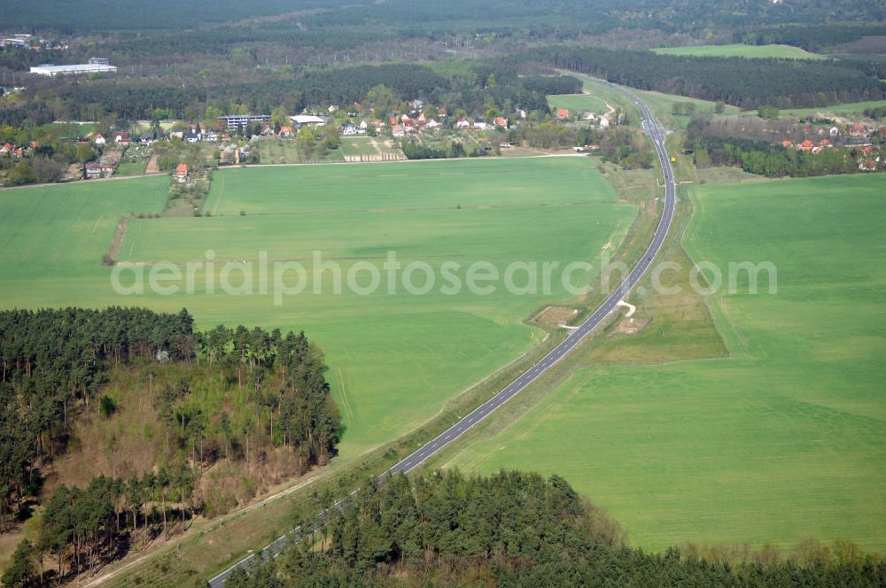 Aerial photograph MICHENDORF - Blick auf den Strassenverlauf der B2 Ortsumgehung Michendorf. Sie unterliegt dem Zuständigkeitsbereich Landesbetrieb Straßenwesen Niederlassung West Hauptsitz Potsdam, Steinstraße 104-106, 14480 Potsdam, Tel. +49(0)331 2334-0, Fax +49(0)331 2334-282, E-Mail: p.poststellels@ls.brandenburg.de; Die Projektsteuerung erfolgt durch Schüßler Plan Ingenieurgesellschaft mbH, Greifswalder Straße 80 A, 10405 Berlin, Tel. +49(0)30 42106 0, E-Mail: berlin@schuessler-plan.de