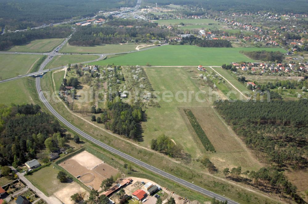 MICHENDORF from above - Blick auf den Strassenverlauf der B2 Ortsumgehung Michendorf. Sie unterliegt dem Zuständigkeitsbereich Landesbetrieb Straßenwesen Niederlassung West Hauptsitz Potsdam, Steinstraße 104-106, 14480 Potsdam, Tel. +49(0)331 2334-0, Fax +49(0)331 2334-282, E-Mail: p.poststellels@ls.brandenburg.de; Die Projektsteuerung erfolgt durch Schüßler Plan Ingenieurgesellschaft mbH, Greifswalder Straße 80 A, 10405 Berlin, Tel. +49(0)30 42106 0, E-Mail: berlin@schuessler-plan.de