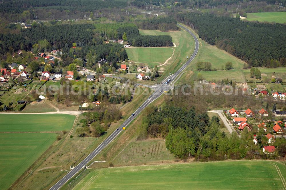 MICHENDORF from the bird's eye view: Blick auf den Strassenverlauf der B2 Ortsumgehung Michendorf. Sie unterliegt dem Zuständigkeitsbereich Landesbetrieb Straßenwesen Niederlassung West Hauptsitz Potsdam, Steinstraße 104-106, 14480 Potsdam, Tel. +49(0)331 2334-0, Fax +49(0)331 2334-282, E-Mail: p.poststellels@ls.brandenburg.de; Die Projektsteuerung erfolgt durch Schüßler Plan Ingenieurgesellschaft mbH, Greifswalder Straße 80 A, 10405 Berlin, Tel. +49(0)30 42106 0, E-Mail: berlin@schuessler-plan.de