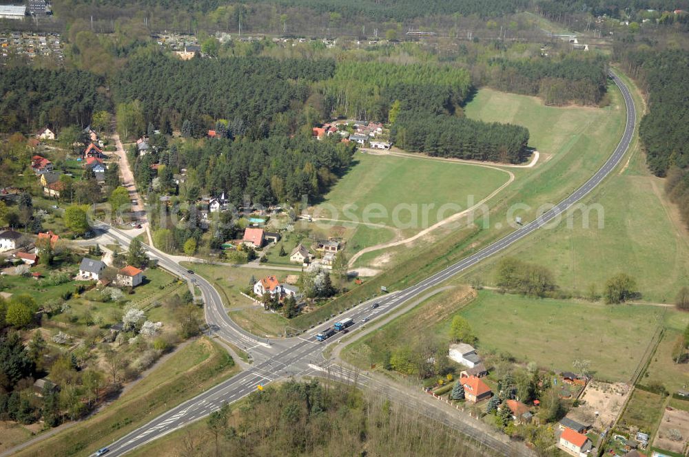 Aerial image MICHENDORF - Blick auf den Strassenverlauf der B2 Ortsumgehung Michendorf. Sie unterliegt dem Zuständigkeitsbereich Landesbetrieb Straßenwesen Niederlassung West Hauptsitz Potsdam, Steinstraße 104-106, 14480 Potsdam, Tel. +49(0)331 2334-0, Fax +49(0)331 2334-282, E-Mail: p.poststellels@ls.brandenburg.de; Die Projektsteuerung erfolgt durch Schüßler Plan Ingenieurgesellschaft mbH, Greifswalder Straße 80 A, 10405 Berlin, Tel. +49(0)30 42106 0, E-Mail: berlin@schuessler-plan.de