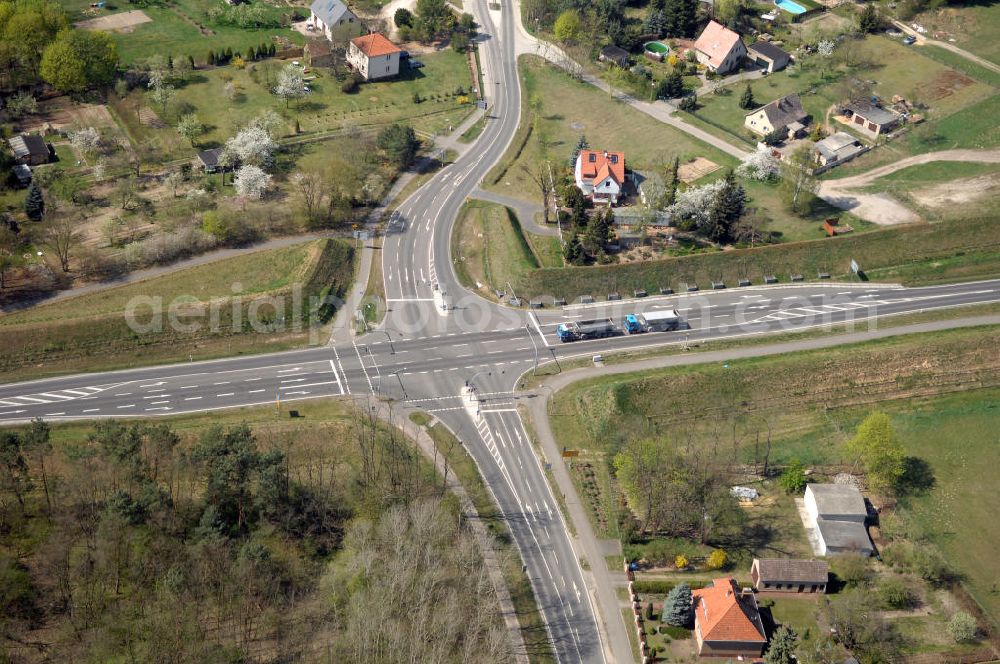 Aerial photograph MICHENDORF - Blick auf den Strassenverlauf der B2 Ortsumgehung Michendorf. Sie unterliegt dem Zuständigkeitsbereich Landesbetrieb Straßenwesen Niederlassung West Hauptsitz Potsdam, Steinstraße 104-106, 14480 Potsdam, Tel. +49(0)331 2334-0, Fax +49(0)331 2334-282, E-Mail: p.poststellels@ls.brandenburg.de; Die Projektsteuerung erfolgt durch Schüßler Plan Ingenieurgesellschaft mbH, Greifswalder Straße 80 A, 10405 Berlin, Tel. +49(0)30 42106 0, E-Mail: berlin@schuessler-plan.de