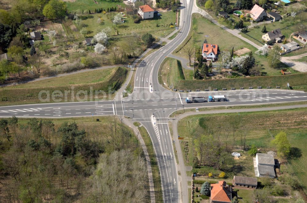 MICHENDORF from above - Blick auf den Strassenverlauf der B2 Ortsumgehung Michendorf. Sie unterliegt dem Zuständigkeitsbereich Landesbetrieb Straßenwesen Niederlassung West Hauptsitz Potsdam, Steinstraße 104-106, 14480 Potsdam, Tel. +49(0)331 2334-0, Fax +49(0)331 2334-282, E-Mail: p.poststellels@ls.brandenburg.de; Die Projektsteuerung erfolgt durch Schüßler Plan Ingenieurgesellschaft mbH, Greifswalder Straße 80 A, 10405 Berlin, Tel. +49(0)30 42106 0, E-Mail: berlin@schuessler-plan.de