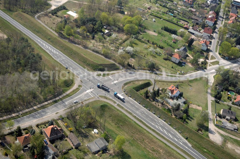 Aerial image MICHENDORF - Blick auf den Strassenverlauf der B2 Ortsumgehung Michendorf. Sie unterliegt dem Zuständigkeitsbereich Landesbetrieb Straßenwesen Niederlassung West Hauptsitz Potsdam, Steinstraße 104-106, 14480 Potsdam, Tel. +49(0)331 2334-0, Fax +49(0)331 2334-282, E-Mail: p.poststellels@ls.brandenburg.de; Die Projektsteuerung erfolgt durch Schüßler Plan Ingenieurgesellschaft mbH, Greifswalder Straße 80 A, 10405 Berlin, Tel. +49(0)30 42106 0, E-Mail: berlin@schuessler-plan.de