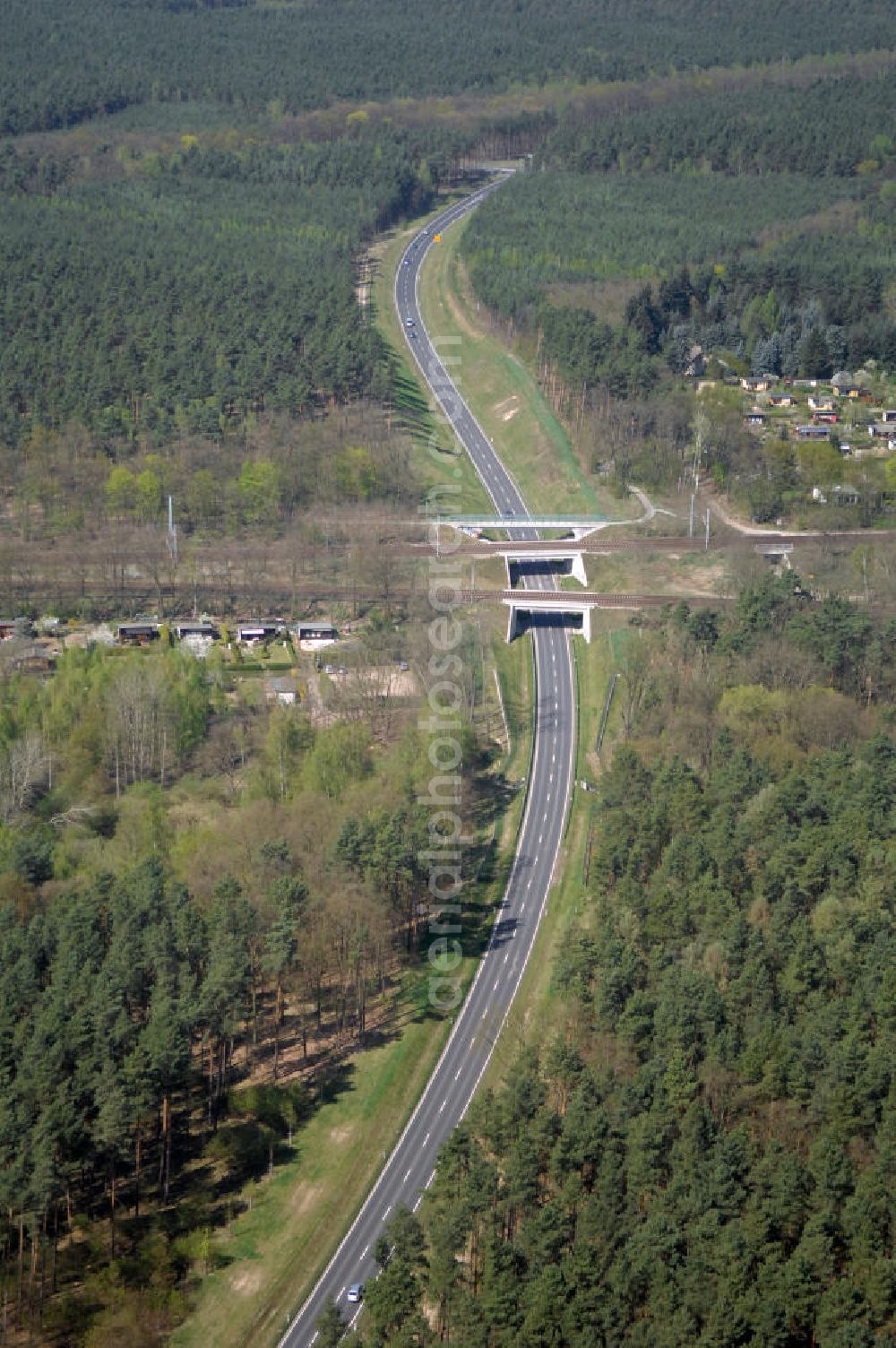 Aerial photograph MICHENDORF - Blick auf den Strassenverlauf der B2 Ortsumgehung Michendorf. Sie unterliegt dem Zuständigkeitsbereich Landesbetrieb Straßenwesen Niederlassung West Hauptsitz Potsdam, Steinstraße 104-106, 14480 Potsdam, Tel. +49(0)331 2334-0, Fax +49(0)331 2334-282, E-Mail: p.poststellels@ls.brandenburg.de; Die Projektsteuerung erfolgt durch Schüßler Plan Ingenieurgesellschaft mbH, Greifswalder Straße 80 A, 10405 Berlin, Tel. +49(0)30 42106 0, E-Mail: berlin@schuessler-plan.de