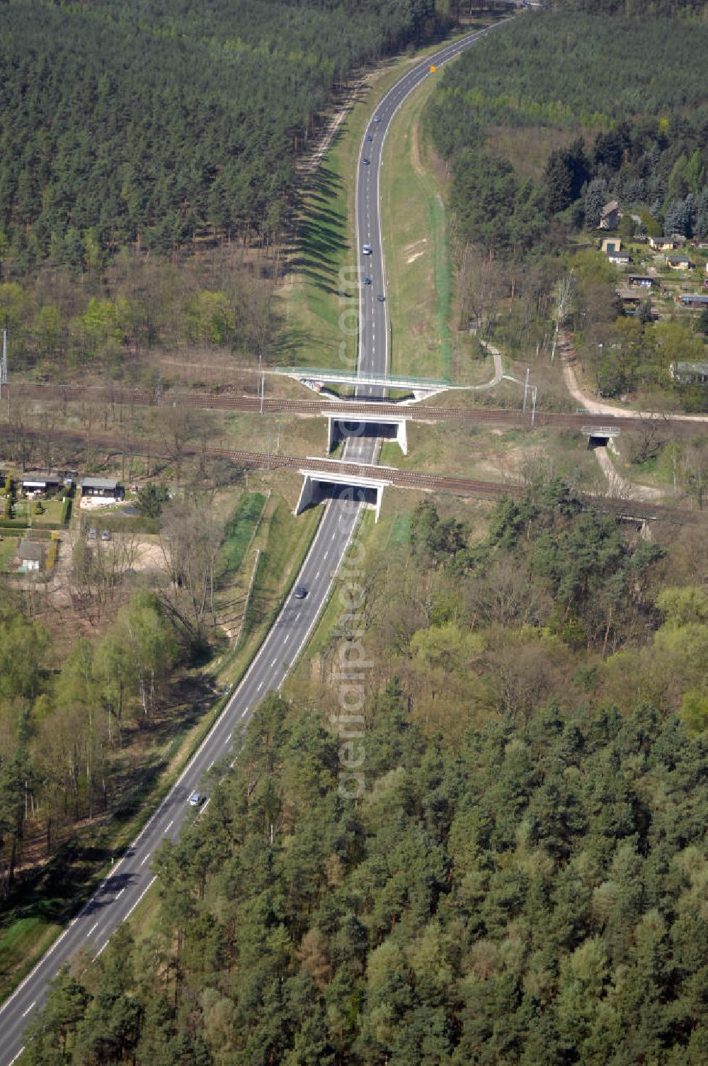 MICHENDORF from above - Blick auf den Strassenverlauf der B2 Ortsumgehung Michendorf. Sie unterliegt dem Zuständigkeitsbereich Landesbetrieb Straßenwesen Niederlassung West Hauptsitz Potsdam, Steinstraße 104-106, 14480 Potsdam, Tel. +49(0)331 2334-0, Fax +49(0)331 2334-282, E-Mail: p.poststellels@ls.brandenburg.de; Die Projektsteuerung erfolgt durch Schüßler Plan Ingenieurgesellschaft mbH, Greifswalder Straße 80 A, 10405 Berlin, Tel. +49(0)30 42106 0, E-Mail: berlin@schuessler-plan.de