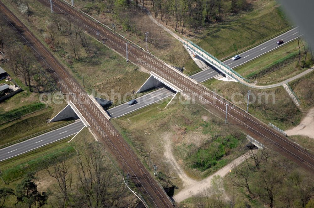 MICHENDORF from the bird's eye view: Blick auf den Strassenverlauf der B2 Ortsumgehung Michendorf. Sie unterliegt dem Zuständigkeitsbereich Landesbetrieb Straßenwesen Niederlassung West Hauptsitz Potsdam, Steinstraße 104-106, 14480 Potsdam, Tel. +49(0)331 2334-0, Fax +49(0)331 2334-282, E-Mail: p.poststellels@ls.brandenburg.de; Die Projektsteuerung erfolgt durch Schüßler Plan Ingenieurgesellschaft mbH, Greifswalder Straße 80 A, 10405 Berlin, Tel. +49(0)30 42106 0, E-Mail: berlin@schuessler-plan.de