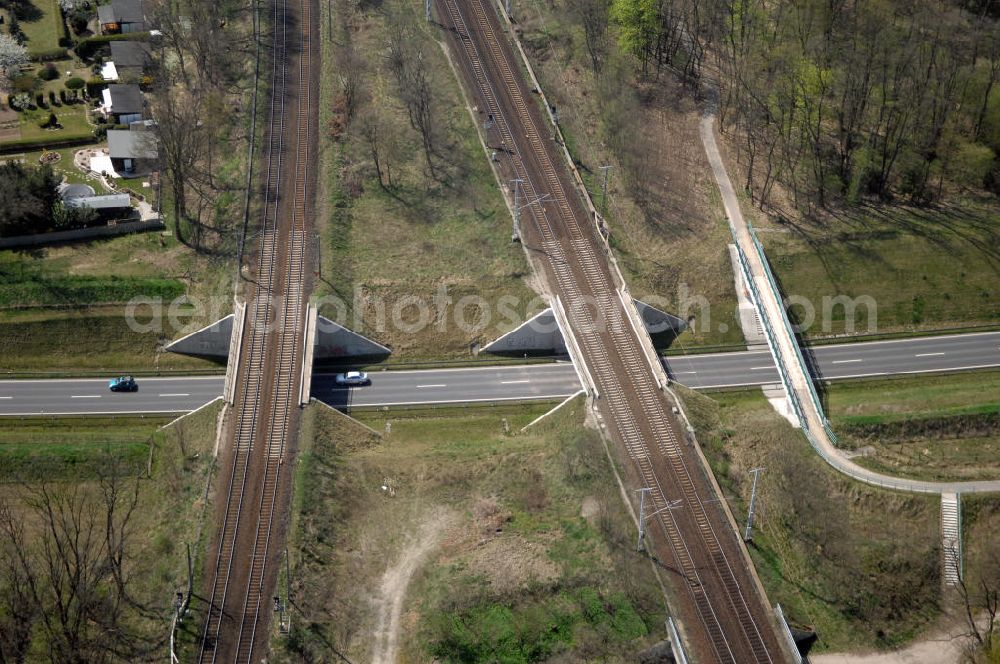 Aerial image MICHENDORF - Blick auf den Strassenverlauf der B2 Ortsumgehung Michendorf. Sie unterliegt dem Zuständigkeitsbereich Landesbetrieb Straßenwesen Niederlassung West Hauptsitz Potsdam, Steinstraße 104-106, 14480 Potsdam, Tel. +49(0)331 2334-0, Fax +49(0)331 2334-282, E-Mail: p.poststellels@ls.brandenburg.de; Die Projektsteuerung erfolgt durch Schüßler Plan Ingenieurgesellschaft mbH, Greifswalder Straße 80 A, 10405 Berlin, Tel. +49(0)30 42106 0, E-Mail: berlin@schuessler-plan.de