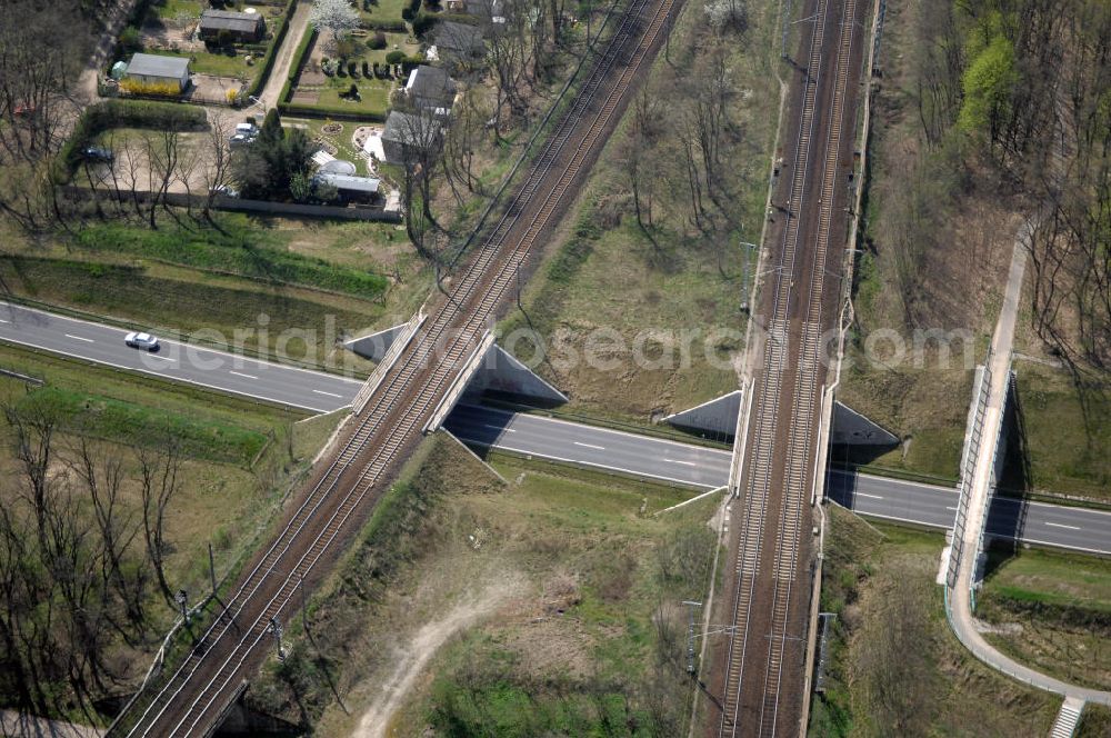 Aerial photograph MICHENDORF - Blick auf den Strassenverlauf der B2 Ortsumgehung Michendorf. Sie unterliegt dem Zuständigkeitsbereich Landesbetrieb Straßenwesen Niederlassung West Hauptsitz Potsdam, Steinstraße 104-106, 14480 Potsdam, Tel. +49(0)331 2334-0, Fax +49(0)331 2334-282, E-Mail: p.poststellels@ls.brandenburg.de; Die Projektsteuerung erfolgt durch Schüßler Plan Ingenieurgesellschaft mbH, Greifswalder Straße 80 A, 10405 Berlin, Tel. +49(0)30 42106 0, E-Mail: berlin@schuessler-plan.de