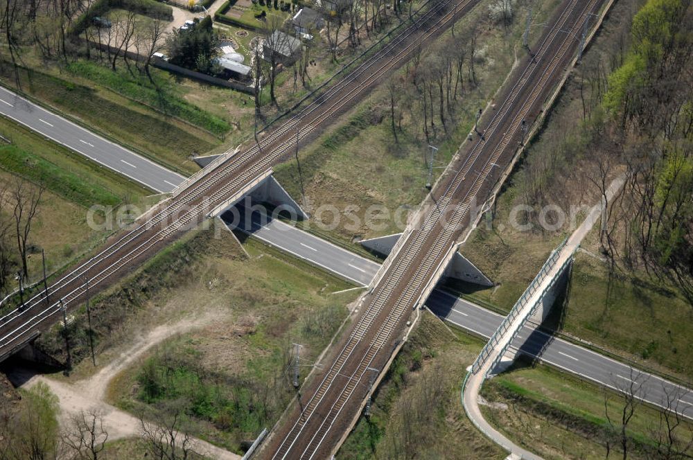 MICHENDORF from above - Blick auf den Strassenverlauf der B2 Ortsumgehung Michendorf. Sie unterliegt dem Zuständigkeitsbereich Landesbetrieb Straßenwesen Niederlassung West Hauptsitz Potsdam, Steinstraße 104-106, 14480 Potsdam, Tel. +49(0)331 2334-0, Fax +49(0)331 2334-282, E-Mail: p.poststellels@ls.brandenburg.de; Die Projektsteuerung erfolgt durch Schüßler Plan Ingenieurgesellschaft mbH, Greifswalder Straße 80 A, 10405 Berlin, Tel. +49(0)30 42106 0, E-Mail: berlin@schuessler-plan.de