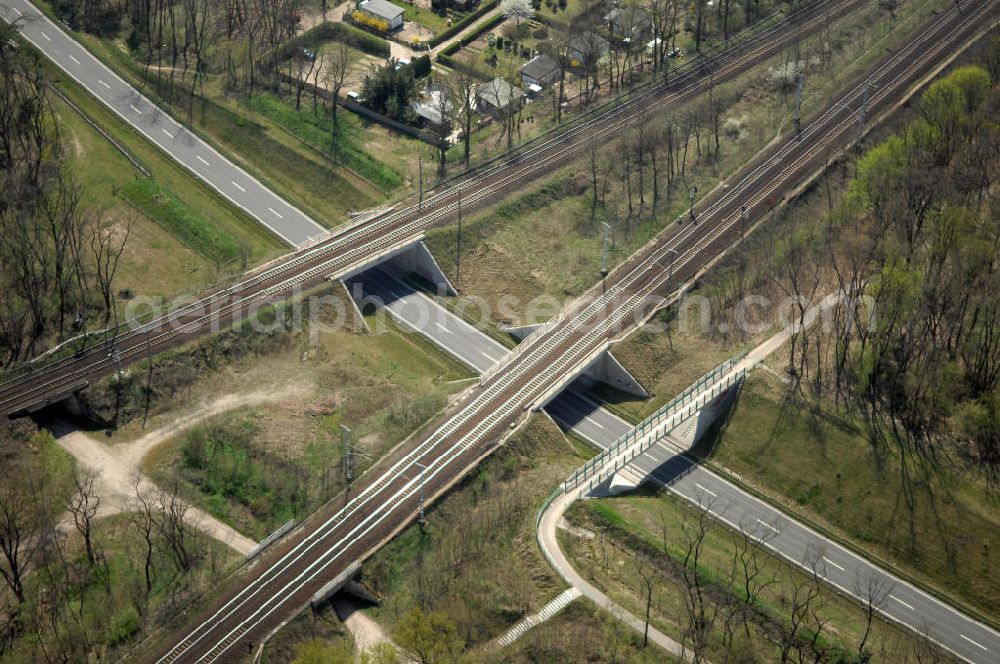 MICHENDORF from the bird's eye view: Blick auf den Strassenverlauf der B2 Ortsumgehung Michendorf. Sie unterliegt dem Zuständigkeitsbereich Landesbetrieb Straßenwesen Niederlassung West Hauptsitz Potsdam, Steinstraße 104-106, 14480 Potsdam, Tel. +49(0)331 2334-0, Fax +49(0)331 2334-282, E-Mail: p.poststellels@ls.brandenburg.de; Die Projektsteuerung erfolgt durch Schüßler Plan Ingenieurgesellschaft mbH, Greifswalder Straße 80 A, 10405 Berlin, Tel. +49(0)30 42106 0, E-Mail: berlin@schuessler-plan.de