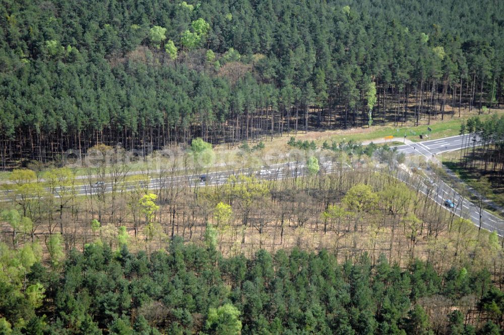 Aerial image MICHENDORF - Blick auf den Strassenverlauf der B2 Ortsumgehung Michendorf. Sie unterliegt dem Zuständigkeitsbereich Landesbetrieb Straßenwesen Niederlassung West Hauptsitz Potsdam, Steinstraße 104-106, 14480 Potsdam, Tel. +49(0)331 2334-0, Fax +49(0)331 2334-282, E-Mail: p.poststellels@ls.brandenburg.de; Die Projektsteuerung erfolgt durch Schüßler Plan Ingenieurgesellschaft mbH, Greifswalder Straße 80 A, 10405 Berlin, Tel. +49(0)30 42106 0, E-Mail: berlin@schuessler-plan.de