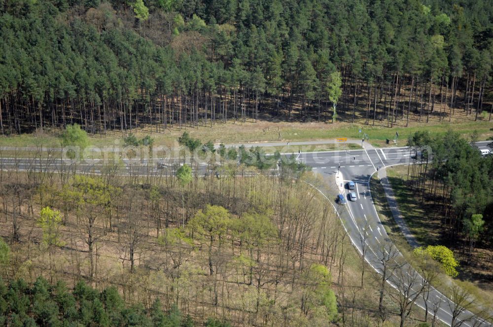 Aerial photograph MICHENDORF - Blick auf den Strassenverlauf der B2 Ortsumgehung Michendorf. Sie unterliegt dem Zuständigkeitsbereich Landesbetrieb Straßenwesen Niederlassung West Hauptsitz Potsdam, Steinstraße 104-106, 14480 Potsdam, Tel. +49(0)331 2334-0, Fax +49(0)331 2334-282, E-Mail: p.poststellels@ls.brandenburg.de; Die Projektsteuerung erfolgt durch Schüßler Plan Ingenieurgesellschaft mbH, Greifswalder Straße 80 A, 10405 Berlin, Tel. +49(0)30 42106 0, E-Mail: berlin@schuessler-plan.de