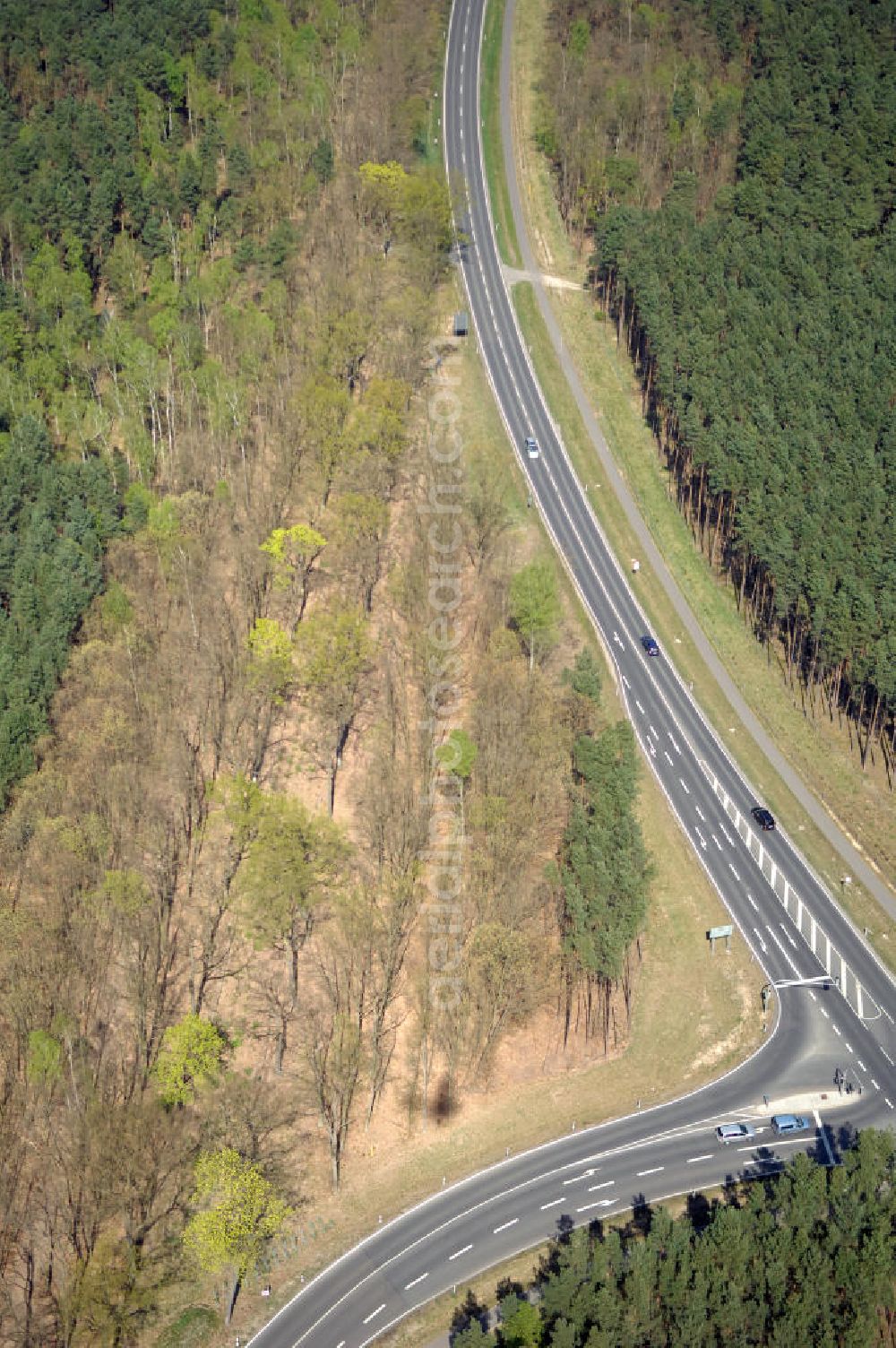 MICHENDORF from above - Blick auf den Strassenverlauf der B2 Ortsumgehung Michendorf. Sie unterliegt dem Zuständigkeitsbereich Landesbetrieb Straßenwesen Niederlassung West Hauptsitz Potsdam, Steinstraße 104-106, 14480 Potsdam, Tel. +49(0)331 2334-0, Fax +49(0)331 2334-282, E-Mail: p.poststellels@ls.brandenburg.de; Die Projektsteuerung erfolgt durch Schüßler Plan Ingenieurgesellschaft mbH, Greifswalder Straße 80 A, 10405 Berlin, Tel. +49(0)30 42106 0, E-Mail: berlin@schuessler-plan.de