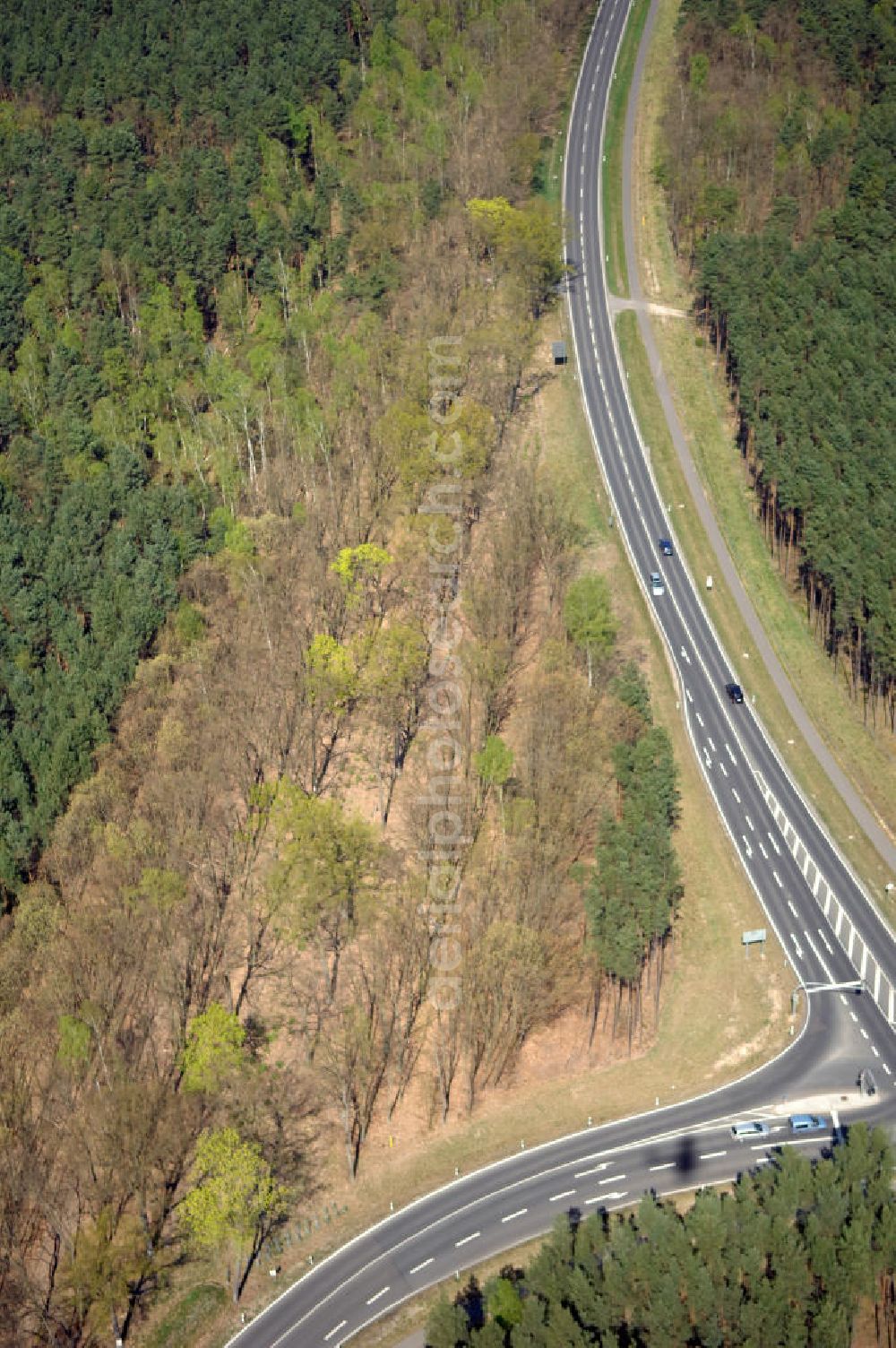 MICHENDORF from the bird's eye view: Blick auf den Strassenverlauf der B2 Ortsumgehung Michendorf. Sie unterliegt dem Zuständigkeitsbereich Landesbetrieb Straßenwesen Niederlassung West Hauptsitz Potsdam, Steinstraße 104-106, 14480 Potsdam, Tel. +49(0)331 2334-0, Fax +49(0)331 2334-282, E-Mail: p.poststellels@ls.brandenburg.de; Die Projektsteuerung erfolgt durch Schüßler Plan Ingenieurgesellschaft mbH, Greifswalder Straße 80 A, 10405 Berlin, Tel. +49(0)30 42106 0, E-Mail: berlin@schuessler-plan.de