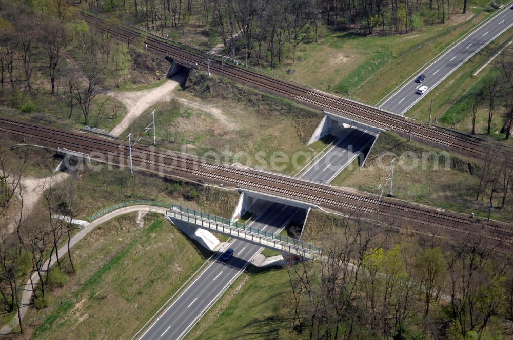 Aerial image MICHENDORF - Blick auf den Strassenverlauf der B2 Ortsumgehung Michendorf. Sie unterliegt dem Zuständigkeitsbereich Landesbetrieb Straßenwesen Niederlassung West Hauptsitz Potsdam, Steinstraße 104-106, 14480 Potsdam, Tel. +49(0)331 2334-0, Fax +49(0)331 2334-282, E-Mail: p.poststellels@ls.brandenburg.de; Die Projektsteuerung erfolgt durch Schüßler Plan Ingenieurgesellschaft mbH, Greifswalder Straße 80 A, 10405 Berlin, Tel. +49(0)30 42106 0, E-Mail: berlin@schuessler-plan.de