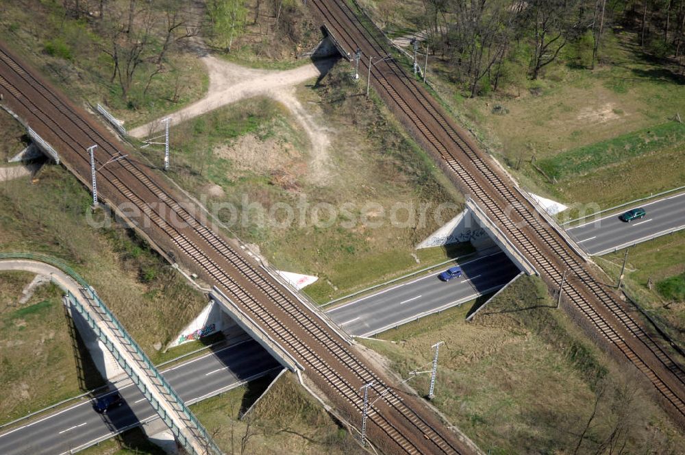 Aerial photograph MICHENDORF - Blick auf den Strassenverlauf der B2 Ortsumgehung Michendorf. Sie unterliegt dem Zuständigkeitsbereich Landesbetrieb Straßenwesen Niederlassung West Hauptsitz Potsdam, Steinstraße 104-106, 14480 Potsdam, Tel. +49(0)331 2334-0, Fax +49(0)331 2334-282, E-Mail: p.poststellels@ls.brandenburg.de; Die Projektsteuerung erfolgt durch Schüßler Plan Ingenieurgesellschaft mbH, Greifswalder Straße 80 A, 10405 Berlin, Tel. +49(0)30 42106 0, E-Mail: berlin@schuessler-plan.de