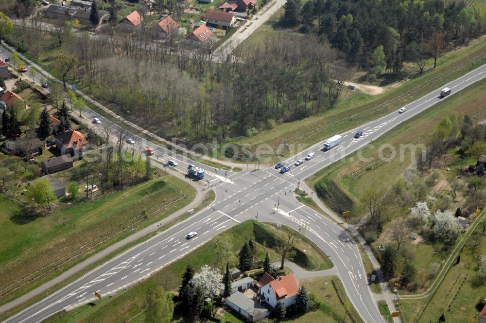 MICHENDORF from the bird's eye view: Blick auf den Strassenverlauf der B2 Ortsumgehung Michendorf. Sie unterliegt dem Zuständigkeitsbereich Landesbetrieb Straßenwesen Niederlassung West Hauptsitz Potsdam, Steinstraße 104-106, 14480 Potsdam, Tel. +49(0)331 2334-0, Fax +49(0)331 2334-282, E-Mail: p.poststellels@ls.brandenburg.de; Die Projektsteuerung erfolgt durch Schüßler Plan Ingenieurgesellschaft mbH, Greifswalder Straße 80 A, 10405 Berlin, Tel. +49(0)30 42106 0, E-Mail: berlin@schuessler-plan.de