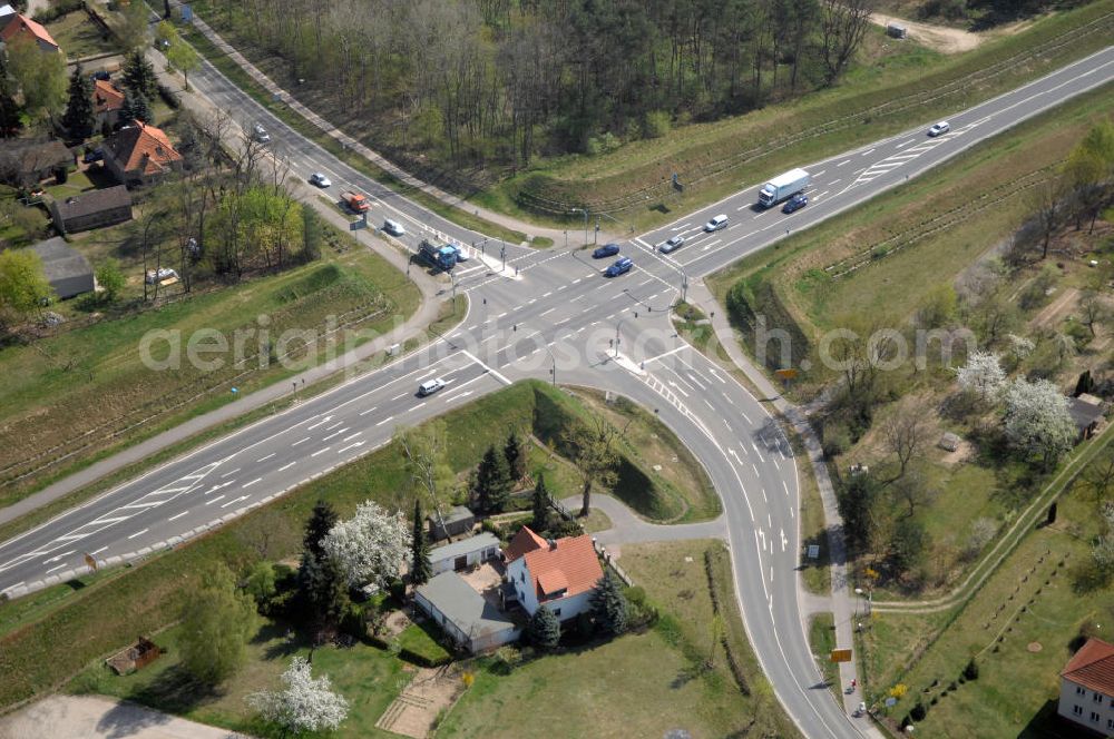 Aerial image MICHENDORF - Blick auf den Strassenverlauf der B2 Ortsumgehung Michendorf. Sie unterliegt dem Zuständigkeitsbereich Landesbetrieb Straßenwesen Niederlassung West Hauptsitz Potsdam, Steinstraße 104-106, 14480 Potsdam, Tel. +49(0)331 2334-0, Fax +49(0)331 2334-282, E-Mail: p.poststellels@ls.brandenburg.de; Die Projektsteuerung erfolgt durch Schüßler Plan Ingenieurgesellschaft mbH, Greifswalder Straße 80 A, 10405 Berlin, Tel. +49(0)30 42106 0, E-Mail: berlin@schuessler-plan.de