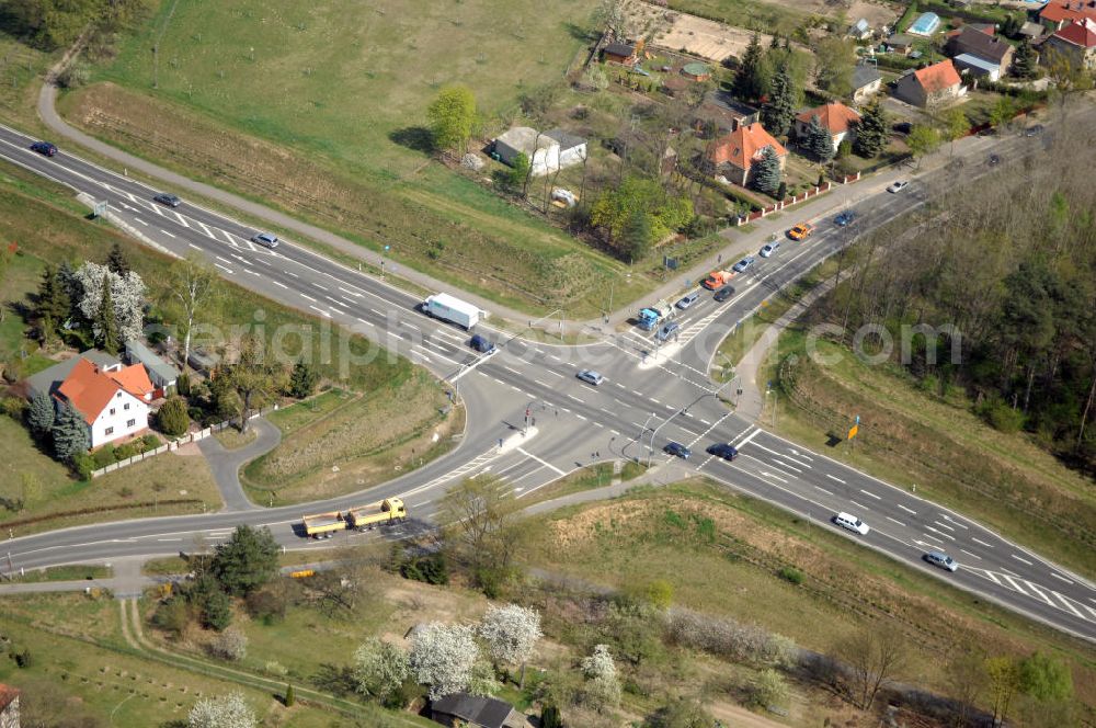 Aerial photograph MICHENDORF - Blick auf den Strassenverlauf der B2 Ortsumgehung Michendorf. Sie unterliegt dem Zuständigkeitsbereich Landesbetrieb Straßenwesen Niederlassung West Hauptsitz Potsdam, Steinstraße 104-106, 14480 Potsdam, Tel. +49(0)331 2334-0, Fax +49(0)331 2334-282, E-Mail: p.poststellels@ls.brandenburg.de; Die Projektsteuerung erfolgt durch Schüßler Plan Ingenieurgesellschaft mbH, Greifswalder Straße 80 A, 10405 Berlin, Tel. +49(0)30 42106 0, E-Mail: berlin@schuessler-plan.de