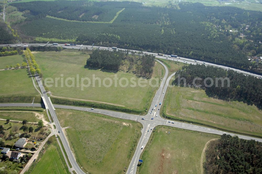 MICHENDORF from the bird's eye view: Blick auf den Strassenverlauf der B2 Ortsumgehung Michendorf. Sie unterliegt dem Zuständigkeitsbereich Landesbetrieb Straßenwesen Niederlassung West Hauptsitz Potsdam, Steinstraße 104-106, 14480 Potsdam, Tel. +49(0)331 2334-0, Fax +49(0)331 2334-282, E-Mail: p.poststellels@ls.brandenburg.de; Die Projektsteuerung erfolgt durch Schüßler Plan Ingenieurgesellschaft mbH, Greifswalder Straße 80 A, 10405 Berlin, Tel. +49(0)30 42106 0, E-Mail: berlin@schuessler-plan.de