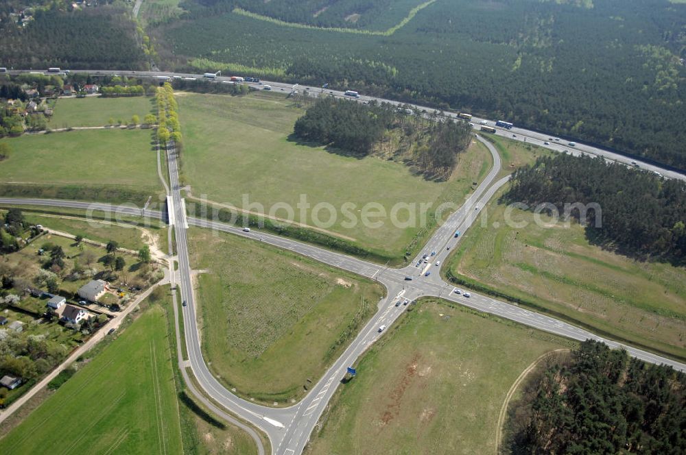 Aerial image MICHENDORF - Blick auf den Strassenverlauf der B2 Ortsumgehung Michendorf. Sie unterliegt dem Zuständigkeitsbereich Landesbetrieb Straßenwesen Niederlassung West Hauptsitz Potsdam, Steinstraße 104-106, 14480 Potsdam, Tel. +49(0)331 2334-0, Fax +49(0)331 2334-282, E-Mail: p.poststellels@ls.brandenburg.de; Die Projektsteuerung erfolgt durch Schüßler Plan Ingenieurgesellschaft mbH, Greifswalder Straße 80 A, 10405 Berlin, Tel. +49(0)30 42106 0, E-Mail: berlin@schuessler-plan.de