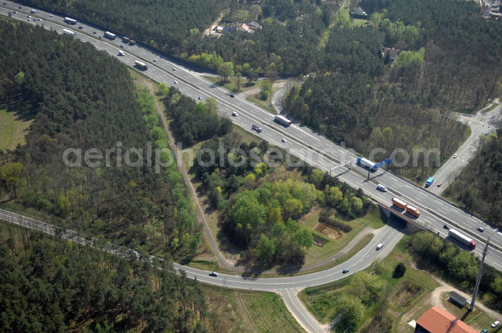 Aerial photograph MICHENDORF - Blick auf den Strassenverlauf der B2 Ortsumgehung Michendorf. Sie unterliegt dem Zuständigkeitsbereich Landesbetrieb Straßenwesen Niederlassung West Hauptsitz Potsdam, Steinstraße 104-106, 14480 Potsdam, Tel. +49(0)331 2334-0, Fax +49(0)331 2334-282, E-Mail: p.poststellels@ls.brandenburg.de; Die Projektsteuerung erfolgt durch Schüßler Plan Ingenieurgesellschaft mbH, Greifswalder Straße 80 A, 10405 Berlin, Tel. +49(0)30 42106 0, E-Mail: berlin@schuessler-plan.de