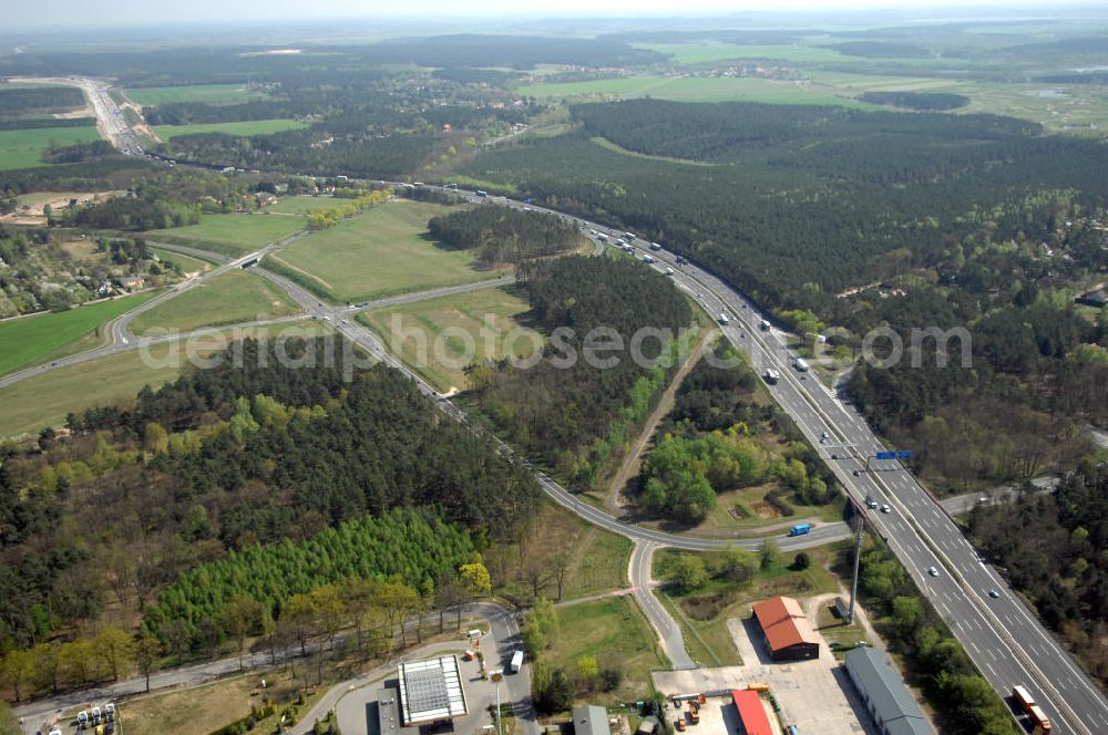 MICHENDORF from above - Blick auf den Strassenverlauf der B2 Ortsumgehung Michendorf. Sie unterliegt dem Zuständigkeitsbereich Landesbetrieb Straßenwesen Niederlassung West Hauptsitz Potsdam, Steinstraße 104-106, 14480 Potsdam, Tel. +49(0)331 2334-0, Fax +49(0)331 2334-282, E-Mail: p.poststellels@ls.brandenburg.de; Die Projektsteuerung erfolgt durch Schüßler Plan Ingenieurgesellschaft mbH, Greifswalder Straße 80 A, 10405 Berlin, Tel. +49(0)30 42106 0, E-Mail: berlin@schuessler-plan.de