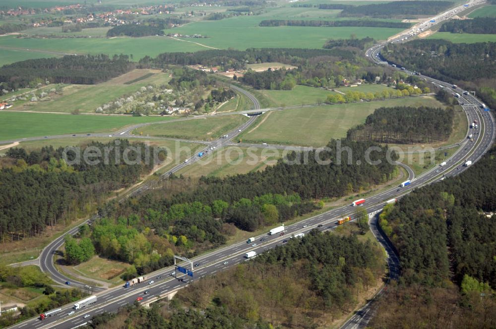 MICHENDORF from the bird's eye view: Blick auf den Strassenverlauf der B2 Ortsumgehung Michendorf. Sie unterliegt dem Zuständigkeitsbereich Landesbetrieb Straßenwesen Niederlassung West Hauptsitz Potsdam, Steinstraße 104-106, 14480 Potsdam, Tel. +49(0)331 2334-0, Fax +49(0)331 2334-282, E-Mail: p.poststellels@ls.brandenburg.de; Die Projektsteuerung erfolgt durch Schüßler Plan Ingenieurgesellschaft mbH, Greifswalder Straße 80 A, 10405 Berlin, Tel. +49(0)30 42106 0, E-Mail: berlin@schuessler-plan.de