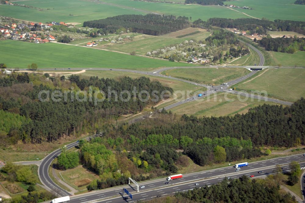 Aerial image MICHENDORF - Blick auf den Strassenverlauf der B2 Ortsumgehung Michendorf. Sie unterliegt dem Zuständigkeitsbereich Landesbetrieb Straßenwesen Niederlassung West Hauptsitz Potsdam, Steinstraße 104-106, 14480 Potsdam, Tel. +49(0)331 2334-0, Fax +49(0)331 2334-282, E-Mail: p.poststellels@ls.brandenburg.de; Die Projektsteuerung erfolgt durch Schüßler Plan Ingenieurgesellschaft mbH, Greifswalder Straße 80 A, 10405 Berlin, Tel. +49(0)30 42106 0, E-Mail: berlin@schuessler-plan.de