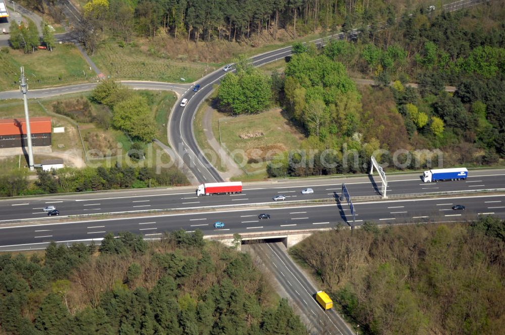 Aerial photograph MICHENDORF - Blick auf den Strassenverlauf der B2 Ortsumgehung Michendorf. Sie unterliegt dem Zuständigkeitsbereich Landesbetrieb Straßenwesen Niederlassung West Hauptsitz Potsdam, Steinstraße 104-106, 14480 Potsdam, Tel. +49(0)331 2334-0, Fax +49(0)331 2334-282, E-Mail: p.poststellels@ls.brandenburg.de; Die Projektsteuerung erfolgt durch Schüßler Plan Ingenieurgesellschaft mbH, Greifswalder Straße 80 A, 10405 Berlin, Tel. +49(0)30 42106 0, E-Mail: berlin@schuessler-plan.de