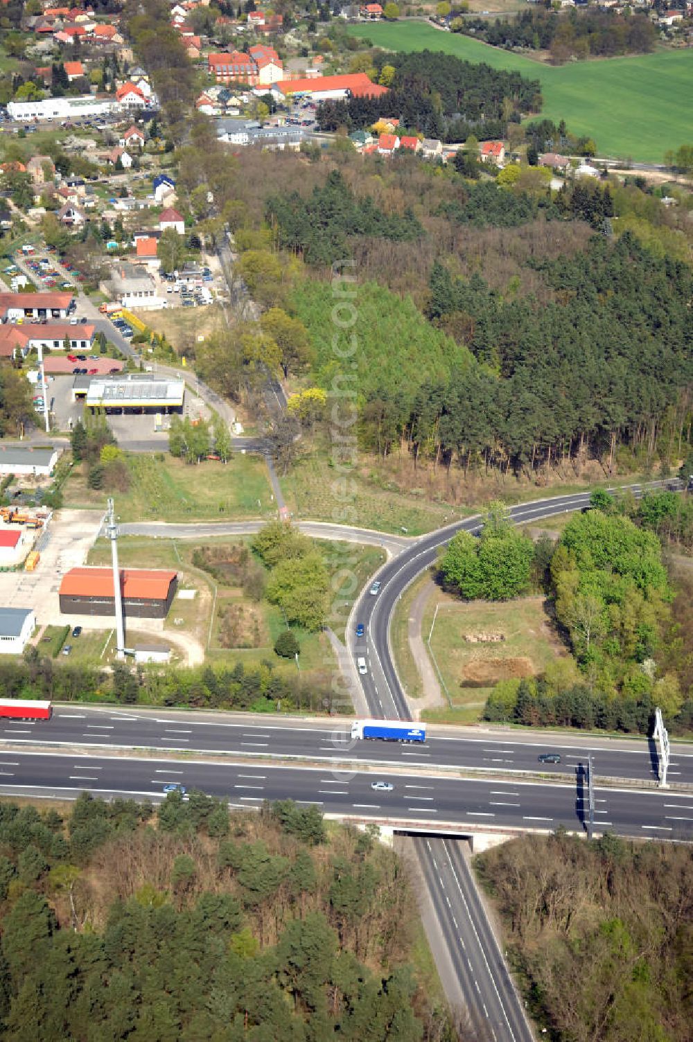 MICHENDORF from above - Blick auf den Strassenverlauf der B2 Ortsumgehung Michendorf. Sie unterliegt dem Zuständigkeitsbereich Landesbetrieb Straßenwesen Niederlassung West Hauptsitz Potsdam, Steinstraße 104-106, 14480 Potsdam, Tel. +49(0)331 2334-0, Fax +49(0)331 2334-282, E-Mail: p.poststellels@ls.brandenburg.de; Die Projektsteuerung erfolgt durch Schüßler Plan Ingenieurgesellschaft mbH, Greifswalder Straße 80 A, 10405 Berlin, Tel. +49(0)30 42106 0, E-Mail: berlin@schuessler-plan.de