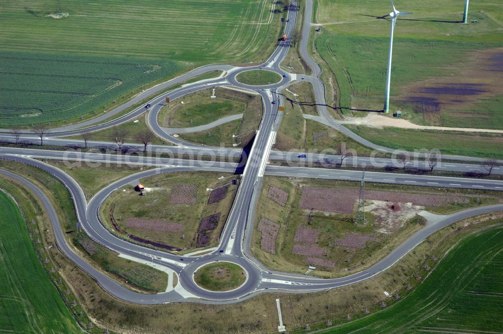 NAUEN from above - Blick auf den Strassenverlauf der B273 Ortsumgehung Nauen. Sie unterliegt dem Zuständigkeitsbereich Landesbetrieb Straßenwesen Niederlassung West Hauptsitz Potsdam, Steinstraße 104-106, 14480 Potsdam, Tel. +49(0)331 2334-0, Fax +49(0)331 2334-282, E-Mail: p.poststellels@ls.brandenburg.de; Die Projektsteuerung erfolgt durch Schüßler Plan Ingenieurgesellschaft mbH, Greifswalder Straße 80 A, 10405 Berlin, Tel. +49(0)30 42106 0, E-Mail: berlin@schuessler-plan.de