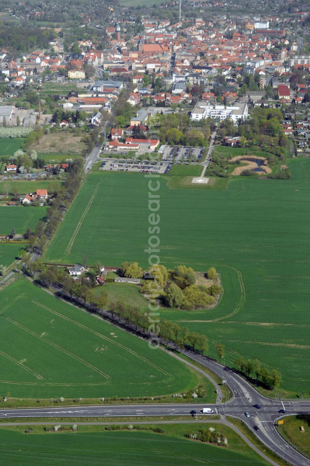 NAUEN from the bird's eye view: Blick auf den Strassenverlauf der B273 Ortsumgehung Nauen. Sie unterliegt dem Zuständigkeitsbereich Landesbetrieb Straßenwesen Niederlassung West Hauptsitz Potsdam, Steinstraße 104-106, 14480 Potsdam, Tel. +49(0)331 2334-0, Fax +49(0)331 2334-282, E-Mail: p.poststellels@ls.brandenburg.de; Die Projektsteuerung erfolgt durch Schüßler Plan Ingenieurgesellschaft mbH, Greifswalder Straße 80 A, 10405 Berlin, Tel. +49(0)30 42106 0, E-Mail: berlin@schuessler-plan.de