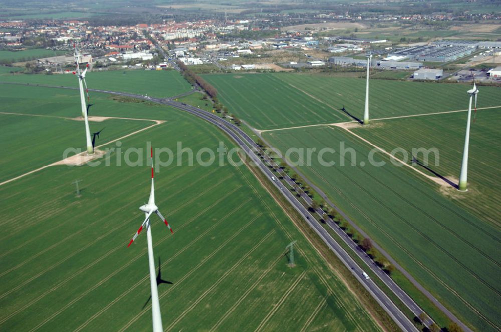 NAUEN from above - Blick auf den Strassenverlauf der B273 Ortsumgehung Nauen. Sie unterliegt dem Zuständigkeitsbereich Landesbetrieb Straßenwesen Niederlassung West Hauptsitz Potsdam, Steinstraße 104-106, 14480 Potsdam, Tel. +49(0)331 2334-0, Fax +49(0)331 2334-282, E-Mail: p.poststellels@ls.brandenburg.de; Die Projektsteuerung erfolgt durch Schüßler Plan Ingenieurgesellschaft mbH, Greifswalder Straße 80 A, 10405 Berlin, Tel. +49(0)30 42106 0, E-Mail: berlin@schuessler-plan.de