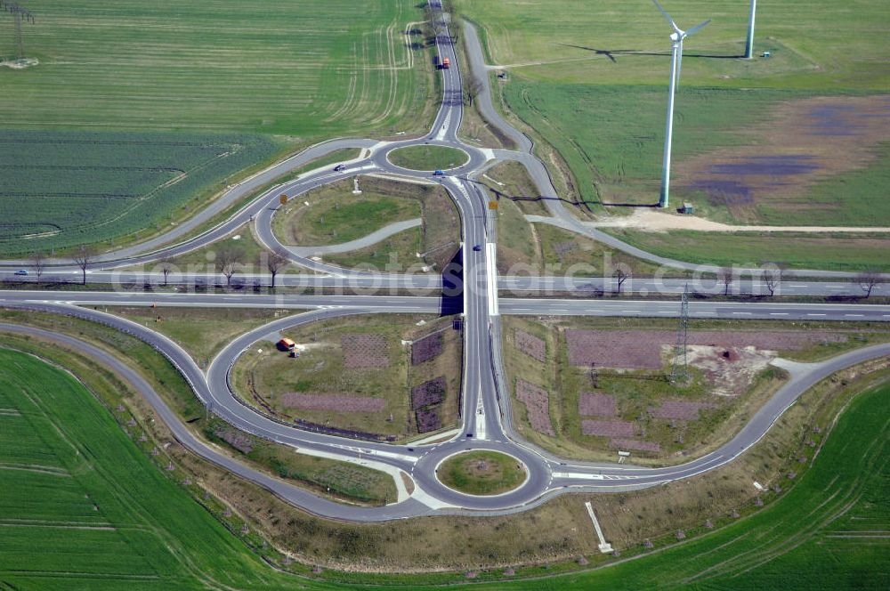 NAUEN from above - Blick auf den Strassenverlauf der B273 Ortsumgehung Nauen. Sie unterliegt dem Zuständigkeitsbereich Landesbetrieb Straßenwesen Niederlassung West Hauptsitz Potsdam, Steinstraße 104-106, 14480 Potsdam, Tel. +49(0)331 2334-0, Fax +49(0)331 2334-282, E-Mail: p.poststellels@ls.brandenburg.de; Die Projektsteuerung erfolgt durch Schüßler Plan Ingenieurgesellschaft mbH, Greifswalder Straße 80 A, 10405 Berlin, Tel. +49(0)30 42106 0, E-Mail: berlin@schuessler-plan.de