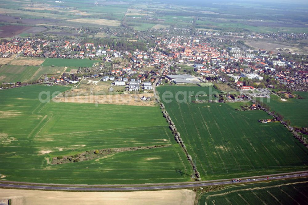 NAUEN from the bird's eye view: Blick auf den Strassenverlauf der B273 Ortsumgehung Nauen. Sie unterliegt dem Zuständigkeitsbereich Landesbetrieb Straßenwesen Niederlassung West Hauptsitz Potsdam, Steinstraße 104-106, 14480 Potsdam, Tel. +49(0)331 2334-0, Fax +49(0)331 2334-282, E-Mail: p.poststellels@ls.brandenburg.de; Die Projektsteuerung erfolgt durch Schüßler Plan Ingenieurgesellschaft mbH, Greifswalder Straße 80 A, 10405 Berlin, Tel. +49(0)30 42106 0, E-Mail: berlin@schuessler-plan.de