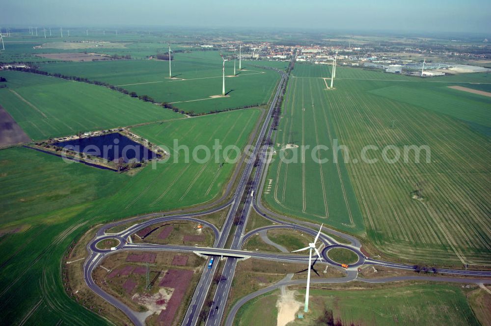 NAUEN from above - Blick auf den Strassenverlauf der B273 Ortsumgehung Nauen. Sie unterliegt dem Zuständigkeitsbereich Landesbetrieb Straßenwesen Niederlassung West Hauptsitz Potsdam, Steinstraße 104-106, 14480 Potsdam, Tel. +49(0)331 2334-0, Fax +49(0)331 2334-282, E-Mail: p.poststellels@ls.brandenburg.de; Die Projektsteuerung erfolgt durch Schüßler Plan Ingenieurgesellschaft mbH, Greifswalder Straße 80 A, 10405 Berlin, Tel. +49(0)30 42106 0, E-Mail: berlin@schuessler-plan.de