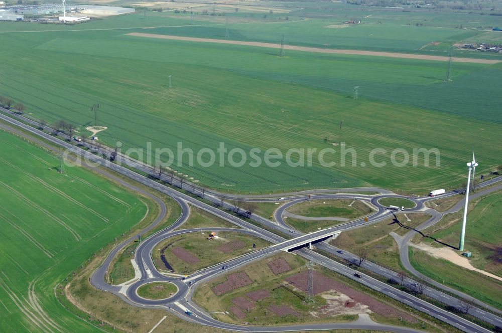 NAUEN from above - Blick auf den Strassenverlauf der B273 Ortsumgehung Nauen. Sie unterliegt dem Zuständigkeitsbereich Landesbetrieb Straßenwesen Niederlassung West Hauptsitz Potsdam, Steinstraße 104-106, 14480 Potsdam, Tel. +49(0)331 2334-0, Fax +49(0)331 2334-282, E-Mail: p.poststellels@ls.brandenburg.de; Die Projektsteuerung erfolgt durch Schüßler Plan Ingenieurgesellschaft mbH, Greifswalder Straße 80 A, 10405 Berlin, Tel. +49(0)30 42106 0, E-Mail: berlin@schuessler-plan.de