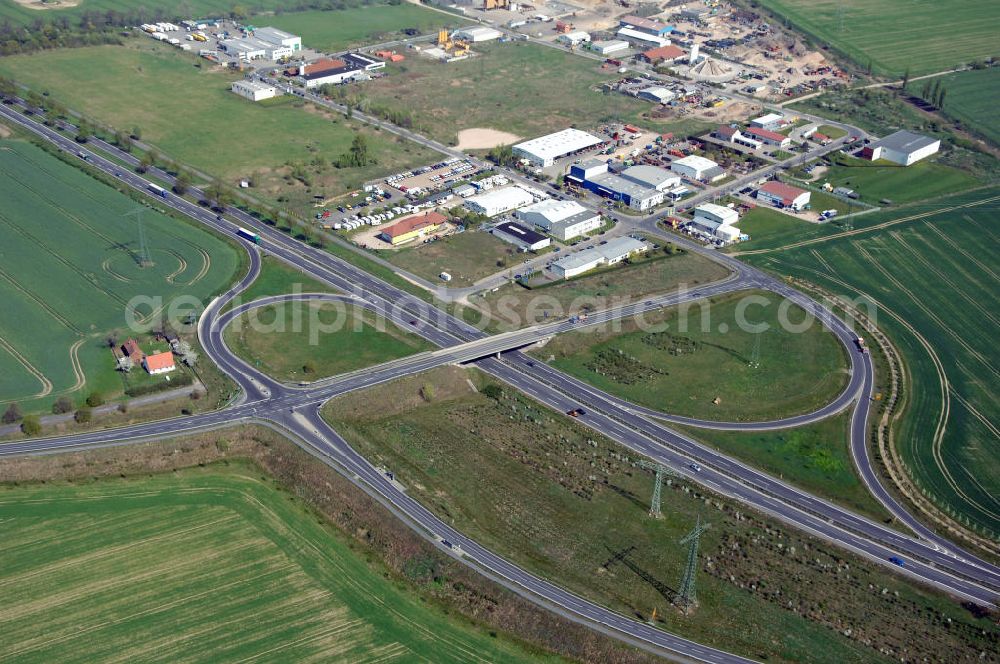 NAUEN from above - Blick auf den Strassenverlauf der B273 Ortsumgehung Nauen. Sie unterliegt dem Zuständigkeitsbereich Landesbetrieb Straßenwesen Niederlassung West Hauptsitz Potsdam, Steinstraße 104-106, 14480 Potsdam, Tel. +49(0)331 2334-0, Fax +49(0)331 2334-282, E-Mail: p.poststellels@ls.brandenburg.de; Die Projektsteuerung erfolgt durch Schüßler Plan Ingenieurgesellschaft mbH, Greifswalder Straße 80 A, 10405 Berlin, Tel. +49(0)30 42106 0, E-Mail: berlin@schuessler-plan.de