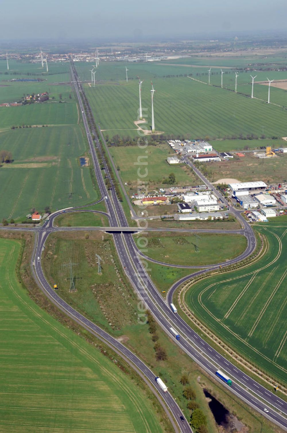 NAUEN from above - Blick auf den Strassenverlauf der B273 Ortsumgehung Nauen. Sie unterliegt dem Zuständigkeitsbereich Landesbetrieb Straßenwesen Niederlassung West Hauptsitz Potsdam, Steinstraße 104-106, 14480 Potsdam, Tel. +49(0)331 2334-0, Fax +49(0)331 2334-282, E-Mail: p.poststellels@ls.brandenburg.de; Die Projektsteuerung erfolgt durch Schüßler Plan Ingenieurgesellschaft mbH, Greifswalder Straße 80 A, 10405 Berlin, Tel. +49(0)30 42106 0, E-Mail: berlin@schuessler-plan.de