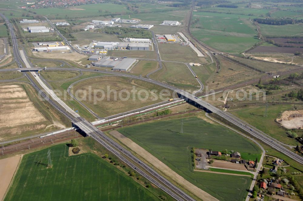 WUSTERMARK from above - Blick auf den Strassenverlauf der B5 Ortsumgehung Wustermark. Sie unterliegt dem Zuständigkeitsbereich Landesbetrieb Straßenwesen Niederlassung West Hauptsitz Potsdam, Steinstraße 104-106, 14480 Potsdam, Tel. +49(0)331 2334-0, Fax +49(0)331 2334-282, E-Mail: p.poststellels@ls.brandenburg.de; Die Projektsteuerung erfolgt durch Schüßler Plan Ingenieurgesellschaft mbH, Greifswalder Straße 80 A, 10405 Berlin, Tel. +49(0)30 42106 0, E-Mail: berlin@schuessler-plan.de