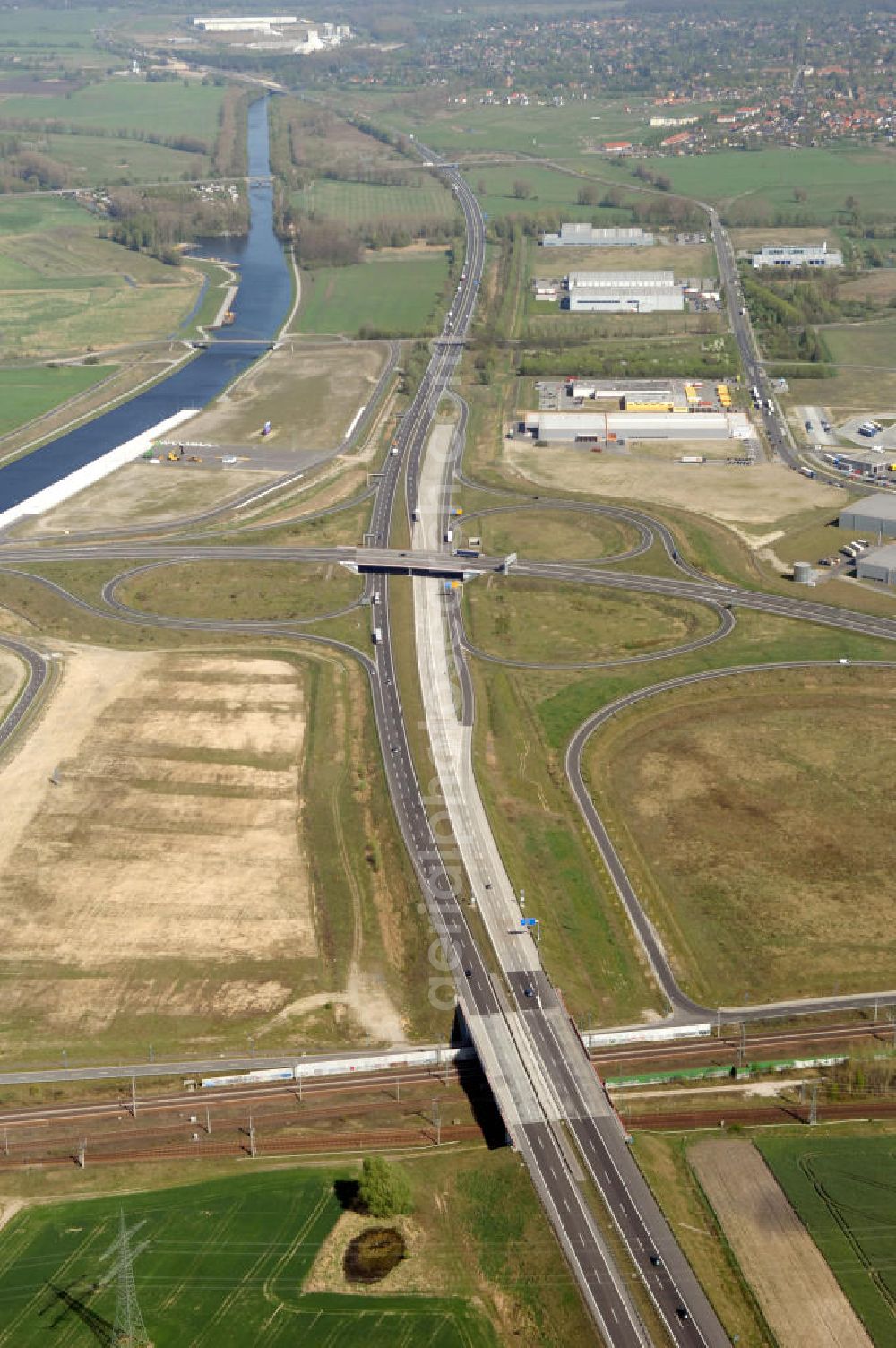 WUSTERMARK from the bird's eye view: Blick auf den Strassenverlauf der B5 Ortsumgehung Wustermark. Sie unterliegt dem Zuständigkeitsbereich Landesbetrieb Straßenwesen Niederlassung West Hauptsitz Potsdam, Steinstraße 104-106, 14480 Potsdam, Tel. +49(0)331 2334-0, Fax +49(0)331 2334-282, E-Mail: p.poststellels@ls.brandenburg.de; Die Projektsteuerung erfolgt durch Schüßler Plan Ingenieurgesellschaft mbH, Greifswalder Straße 80 A, 10405 Berlin, Tel. +49(0)30 42106 0, E-Mail: berlin@schuessler-plan.de