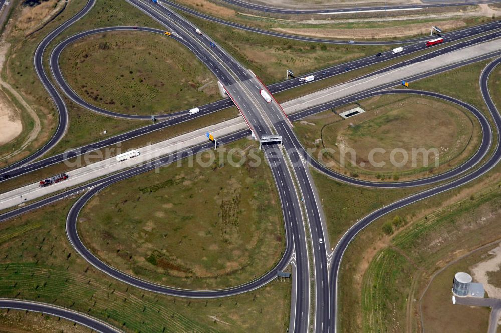 WUSTERMARK from above - Blick auf den Strassenverlauf der B5 Ortsumgehung Wustermark. Sie unterliegt dem Zuständigkeitsbereich Landesbetrieb Straßenwesen Niederlassung West Hauptsitz Potsdam, Steinstraße 104-106, 14480 Potsdam, Tel. +49(0)331 2334-0, Fax +49(0)331 2334-282, E-Mail: p.poststellels@ls.brandenburg.de; Die Projektsteuerung erfolgt durch Schüßler Plan Ingenieurgesellschaft mbH, Greifswalder Straße 80 A, 10405 Berlin, Tel. +49(0)30 42106 0, E-Mail: berlin@schuessler-plan.de