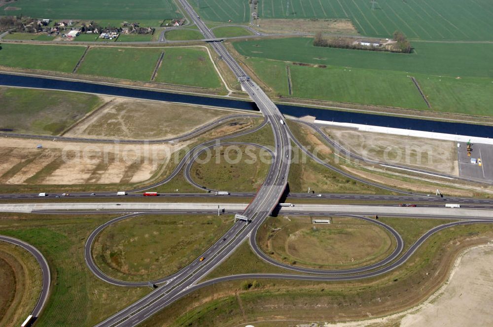 WUSTERMARK from the bird's eye view: Blick auf den Strassenverlauf der B5 Ortsumgehung Wustermark. Sie unterliegt dem Zuständigkeitsbereich Landesbetrieb Straßenwesen Niederlassung West Hauptsitz Potsdam, Steinstraße 104-106, 14480 Potsdam, Tel. +49(0)331 2334-0, Fax +49(0)331 2334-282, E-Mail: p.poststellels@ls.brandenburg.de; Die Projektsteuerung erfolgt durch Schüßler Plan Ingenieurgesellschaft mbH, Greifswalder Straße 80 A, 10405 Berlin, Tel. +49(0)30 42106 0, E-Mail: berlin@schuessler-plan.de