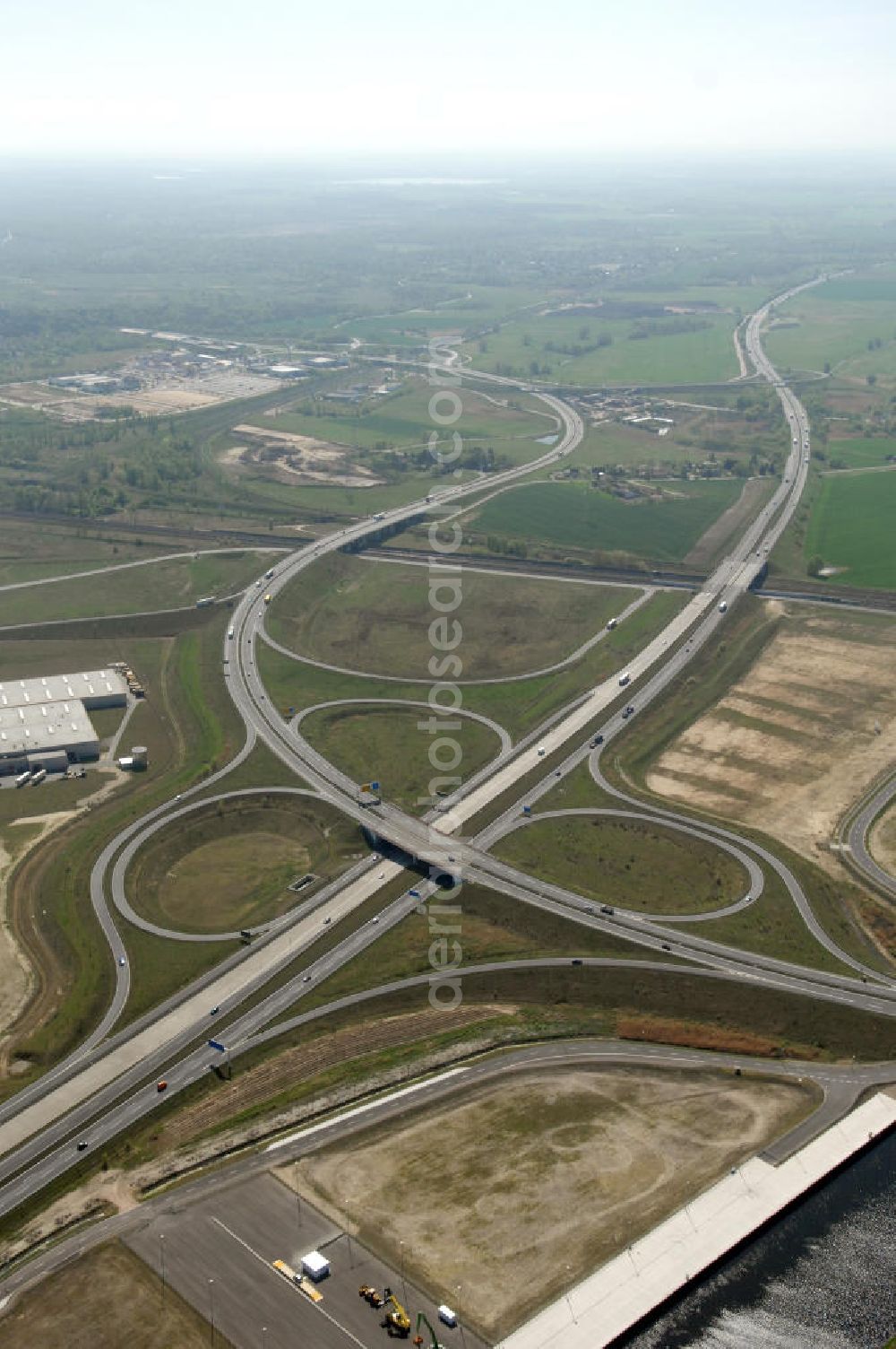 WUSTERMARK from above - Blick auf den Strassenverlauf der B5 Ortsumgehung Wustermark. Sie unterliegt dem Zuständigkeitsbereich Landesbetrieb Straßenwesen Niederlassung West Hauptsitz Potsdam, Steinstraße 104-106, 14480 Potsdam, Tel. +49(0)331 2334-0, Fax +49(0)331 2334-282, E-Mail: p.poststellels@ls.brandenburg.de; Die Projektsteuerung erfolgt durch Schüßler Plan Ingenieurgesellschaft mbH, Greifswalder Straße 80 A, 10405 Berlin, Tel. +49(0)30 42106 0, E-Mail: berlin@schuessler-plan.de