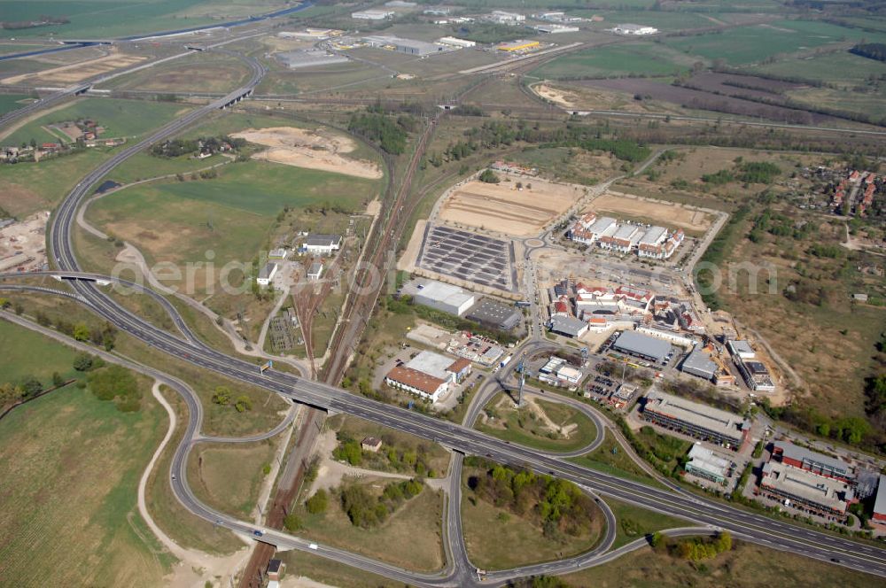 WUSTERMARK from above - Blick auf den Strassenverlauf der B5 Ortsumgehung Wustermark. Sie unterliegt dem Zuständigkeitsbereich Landesbetrieb Straßenwesen Niederlassung West Hauptsitz Potsdam, Steinstraße 104-106, 14480 Potsdam, Tel. +49(0)331 2334-0, Fax +49(0)331 2334-282, E-Mail: p.poststellels@ls.brandenburg.de; Die Projektsteuerung erfolgt durch Schüßler Plan Ingenieurgesellschaft mbH, Greifswalder Straße 80 A, 10405 Berlin, Tel. +49(0)30 42106 0, E-Mail: berlin@schuessler-plan.de