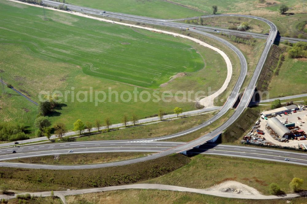 WUSTERMARK from above - Blick auf den Strassenverlauf der B5 Ortsumgehung Wustermark. Sie unterliegt dem Zuständigkeitsbereich Landesbetrieb Straßenwesen Niederlassung West Hauptsitz Potsdam, Steinstraße 104-106, 14480 Potsdam, Tel. +49(0)331 2334-0, Fax +49(0)331 2334-282, E-Mail: p.poststellels@ls.brandenburg.de; Die Projektsteuerung erfolgt durch Schüßler Plan Ingenieurgesellschaft mbH, Greifswalder Straße 80 A, 10405 Berlin, Tel. +49(0)30 42106 0, E-Mail: berlin@schuessler-plan.de