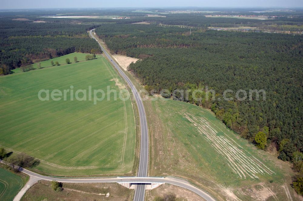 WUSTERWITZ from above - Blick auf den Strassenverlauf der L96 Ortsumgehung Wusterwitz. Sie unterliegt dem Zuständigkeitsbereich Landesbetrieb Straßenwesen Niederlassung West Hauptsitz Potsdam, Steinstraße 104-106, 14480 Potsdam, Tel. +49(0)331 2334-0, Fax +49(0)331 2334-282, E-Mail: p.poststellels@ls.brandenburg.de; Die Projektsteuerung erfolgt durch Schüßler Plan Ingenieurgesellschaft mbH, Greifswalder Straße 80 A, 10405 Berlin, Tel. +49(0)30 42106 0, E-Mail: berlin@schuessler-plan.de