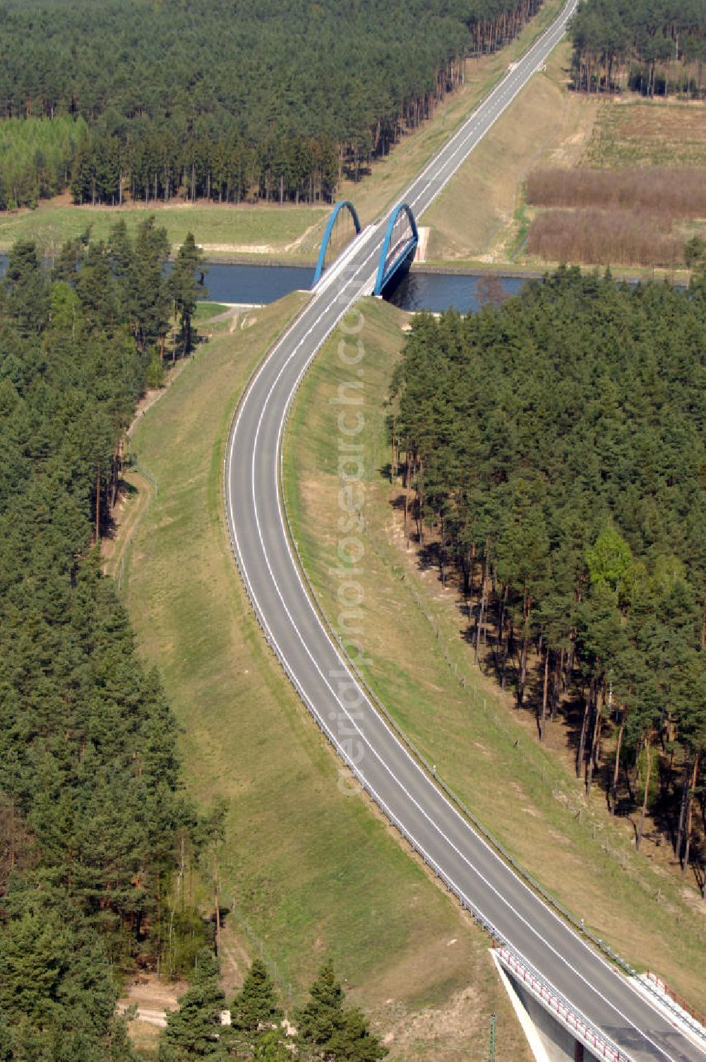 WUSTERWITZ from above - Blick auf den Strassenverlauf der L96 Ortsumgehung Wusterwitz. Sie unterliegt dem Zuständigkeitsbereich Landesbetrieb Straßenwesen Niederlassung West Hauptsitz Potsdam, Steinstraße 104-106, 14480 Potsdam, Tel. +49(0)331 2334-0, Fax +49(0)331 2334-282, E-Mail: p.poststellels@ls.brandenburg.de; Die Projektsteuerung erfolgt durch Schüßler Plan Ingenieurgesellschaft mbH, Greifswalder Straße 80 A, 10405 Berlin, Tel. +49(0)30 42106 0, E-Mail: berlin@schuessler-plan.de